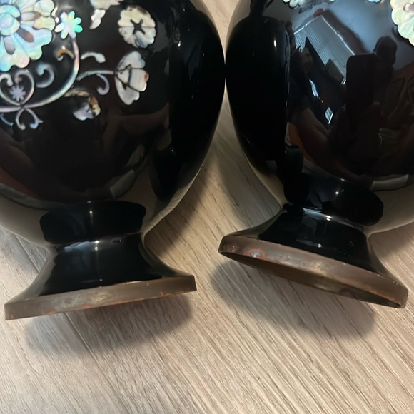 Pair of Vintage Black Lacquer Mother of Pearl Inlay Vases with Brass Detail - Picture 4 of 5